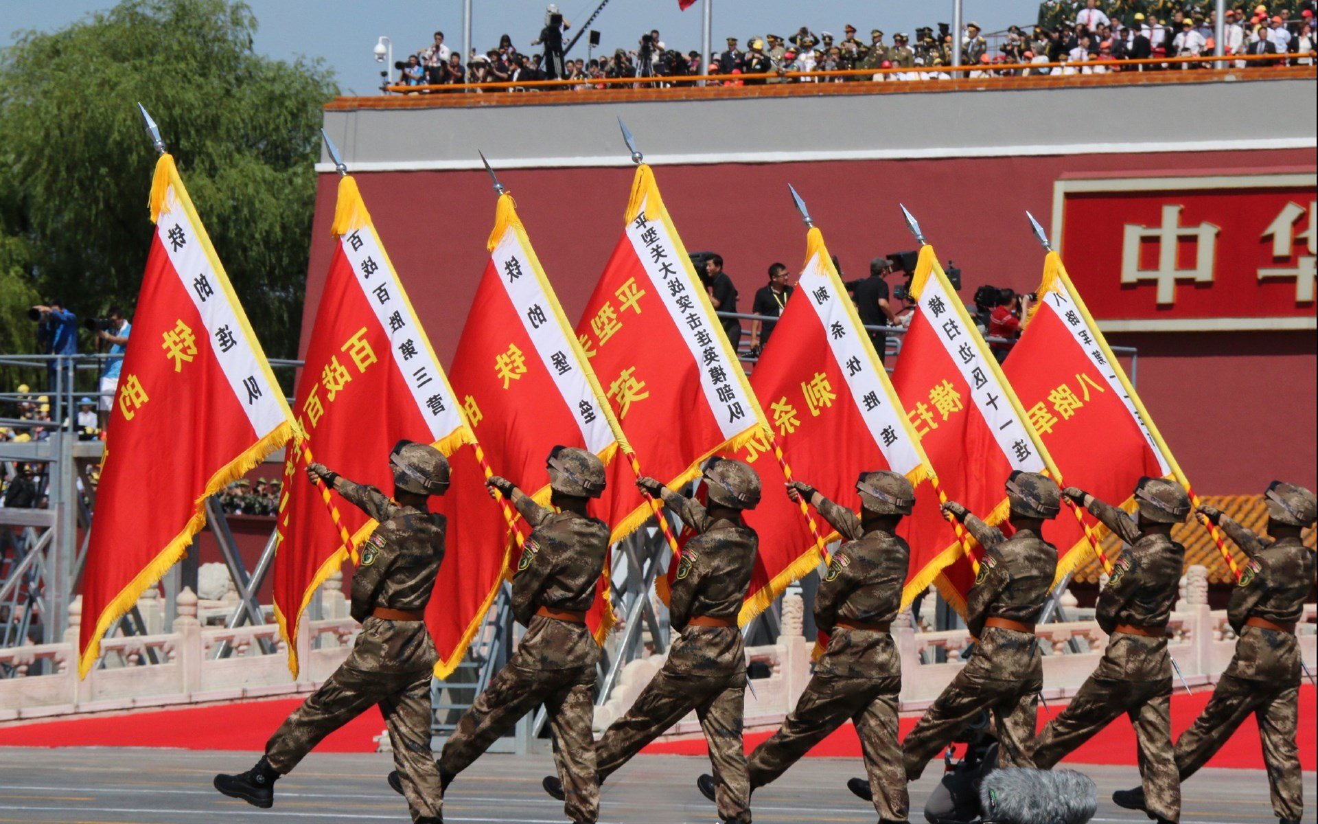 电竞比赛中的团队精神:信任配合,共同努力,电竞团队成员